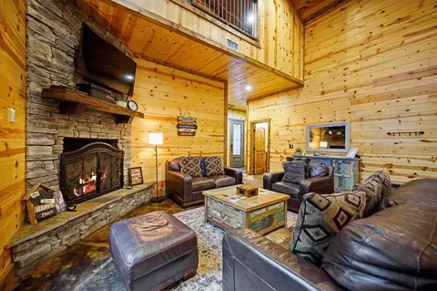 Living - 80 Juniper Rd, Broken Bow, OK 74728 photo 4 of 4