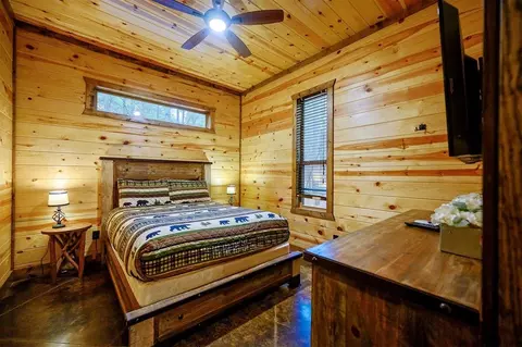 Bedroom - 80 Juniper Rd, Broken Bow, OK 74728 photo 4 of 10
