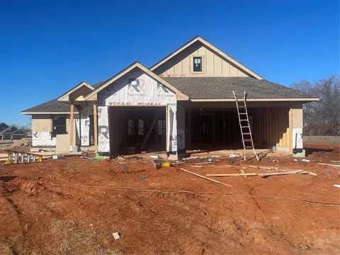 2413 Creekview Dr, Moore, OK 73160