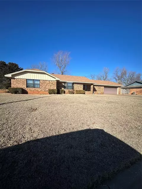 3020 Heatherwood Dr, Chickasha, OK 73018