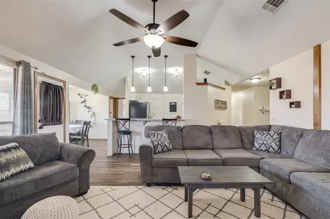 10017 Hollyhead Way, Yukon, OK 73099
