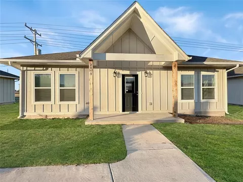 617 N 10th St, Chickasha, OK 73018