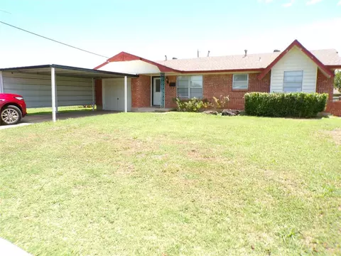 116 S Baer St, Moore, OK 73160