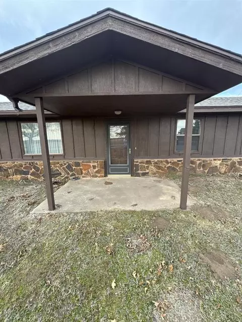 1716 W 9th St, Cushing, OK 74023 photo 2