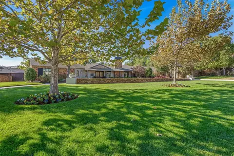 1632 Queenstown Rd, Nichols Hills, OK 73116