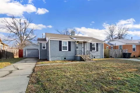 206 E Lockheed Dr, Midwest City, OK 73110 photo 2