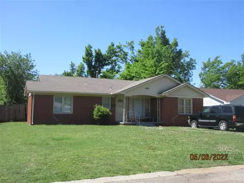 1402 Carlisle Ct, The Village, OK 73120