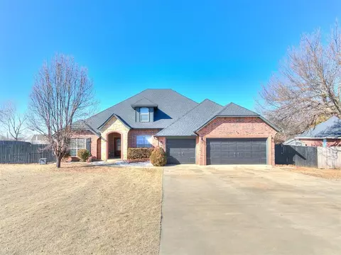8024 Lindsay Ln, Edmond, OK 73025