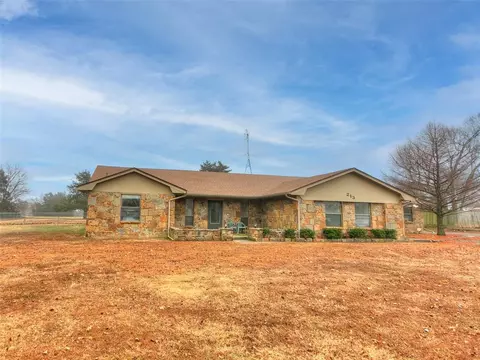 213 Morningside Dr, Noble, OK 73068