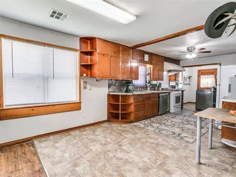 324 S Maple St, Crescent, OK 73028 photo 6