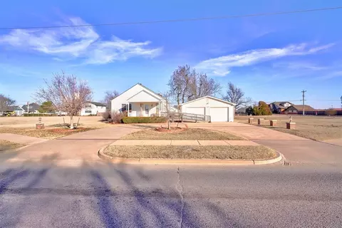 318 S Main St, Okarche, OK 73762