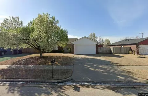 1052 NW 18th St, Moore, OK 73160