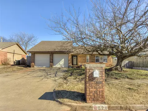 624 Cottonwood Dr, Moore, OK 73160