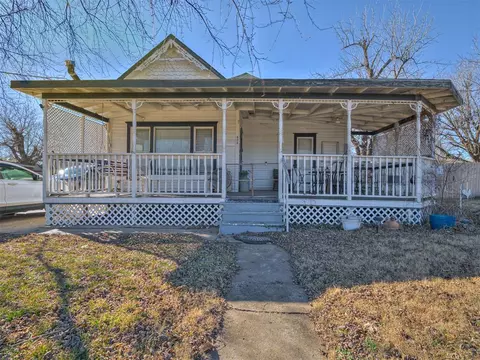 424 S Clark St, Hinton, OK 73047