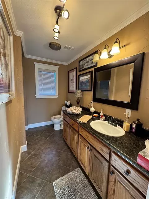 Bath - 1932 E 2050 Rd, Hugo, OK 74743 photo 2 of 5