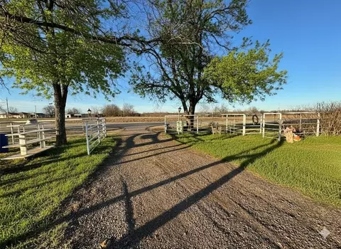 Exterior - 1932 E 2050 Rd, Hugo, OK 74743 photo 4 of 5