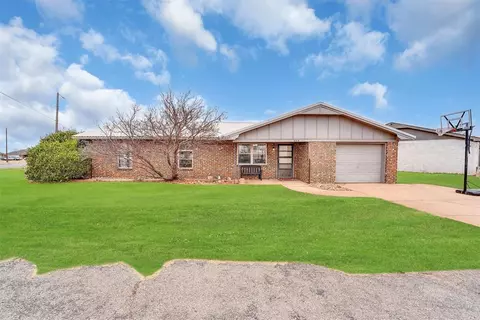632 E Benton St, Sayre, OK 73662