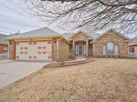 211 N Norman Ave, Moore, OK 73160