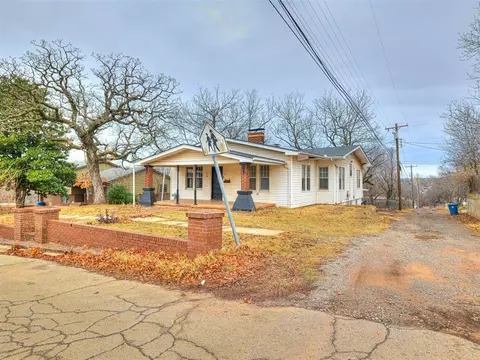 114 W 5th St, Chandler, OK 74834