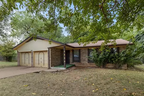 613 W Greenwood Ct, Mustang, OK 73064