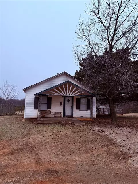 303 E 4th St, Chandler, OK 74834 photo 2