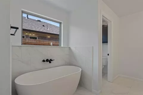 Bath - 16008 Switchgrass Pl, Moore, OK 73170 photo 6 of 10