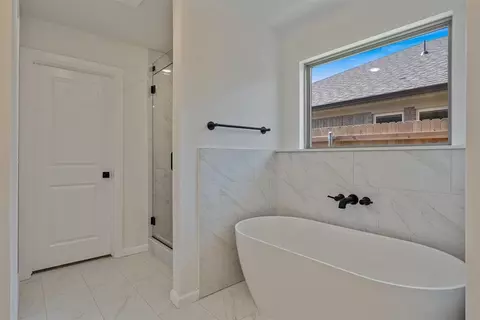 Bath - 16008 Switchgrass Pl, Moore, OK 73170 photo 8 of 10