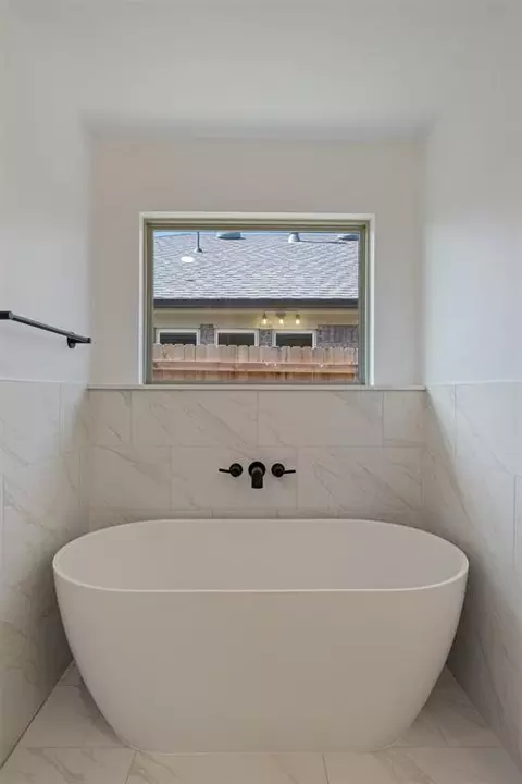 Bath - 16008 Switchgrass Pl, Moore, OK 73170 photo 9 of 10