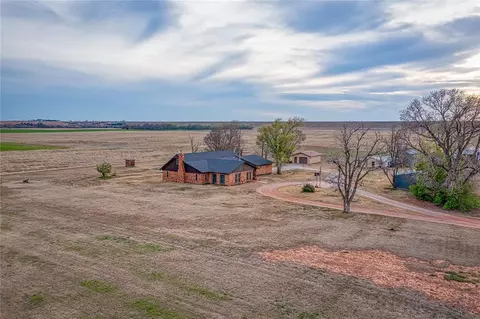 21462 E 1010 Rd, Foss, OK 73647