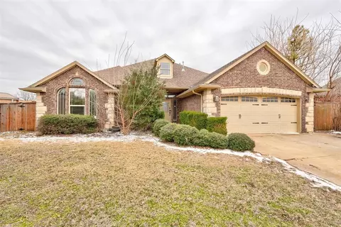 530 W Broadpoint Court Way, Mustang, OK 73064