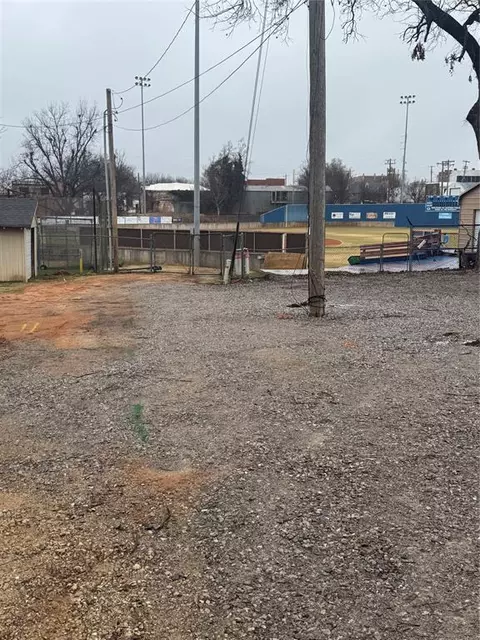 216 E And 218 Springer Ave, Guthrie, OK 73044 photo 4