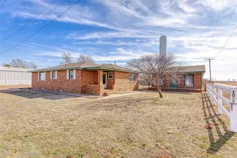 102 E Walk Ave, Canute, OK 73626