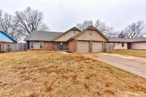 1113 S Avery Dr, Moore, OK 73160