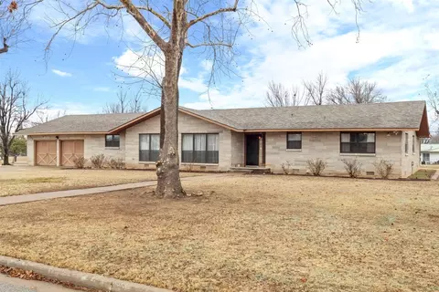 815 Locust St, Perry, OK 73077 photo 1