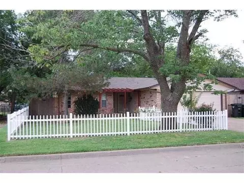 604 SW 13th St, Moore, OK 73160