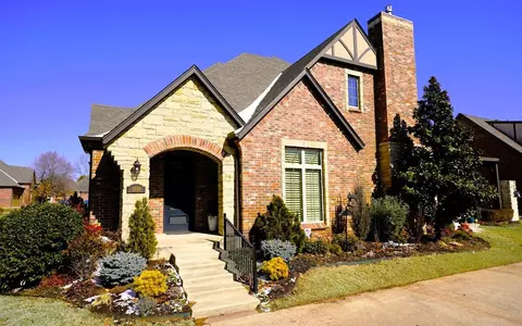 1058 Villas Creek Dr, Edmond, OK 73003