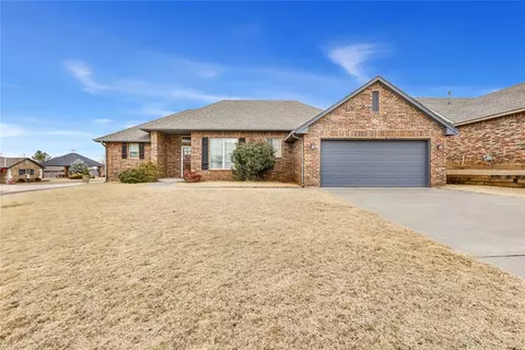 7042 N Cherokee Crossing W St, Warr Acres, OK 73132