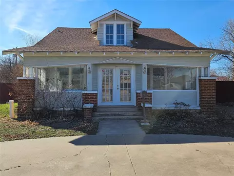 305 N Broadway St, Hobart, OK 73651
