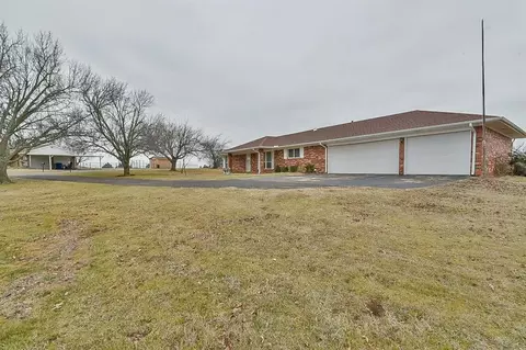 404 W Johnson Dr, Guthrie, OK 73044 photo 2