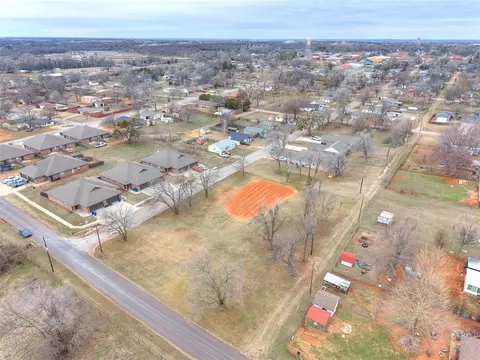 604 S Jackson Ave, Blanchard, OK 73010