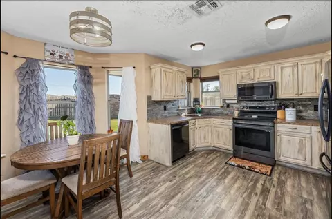 201 NW Jordan Way, Cache, OK 73527 photo 5