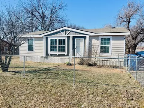 810 N 7th St, Cache, OK 73527