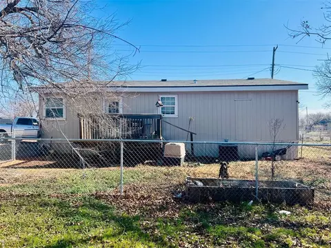 810 N 7th St, Cache, OK 73527 photo 5