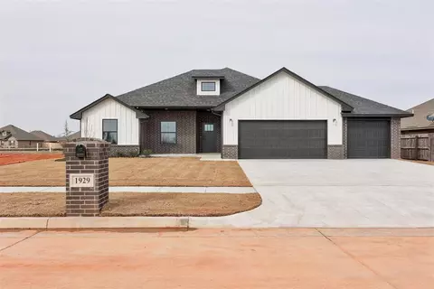 1929 W Crossbow Way, Mustang, OK 73064