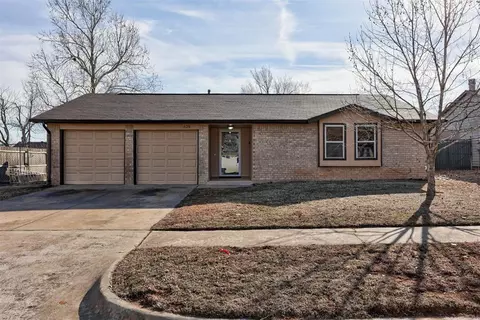 628 Champion Ln, Moore, OK 73160