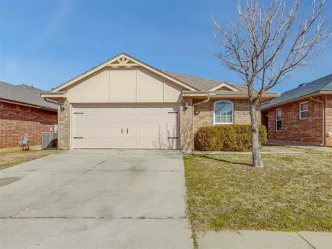 635 SW 37th St, Moore, OK 73160