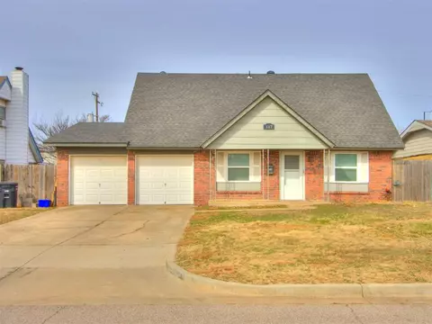 117 SW 5th St, Moore, OK 73160