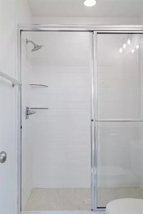 Bath - 15900 Switchgrass Pl, Moore, OK 73170 photo 5 of 7