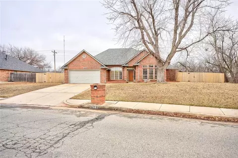 728 Copperfield Dr, Edmond, OK 73003