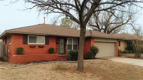 2728 Manchester Dr, The Village, OK 73120